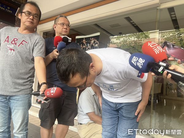 ▲羅智強27日上午受訪時向支持者鞠躬致謝。（圖／記者蘇晏男攝）