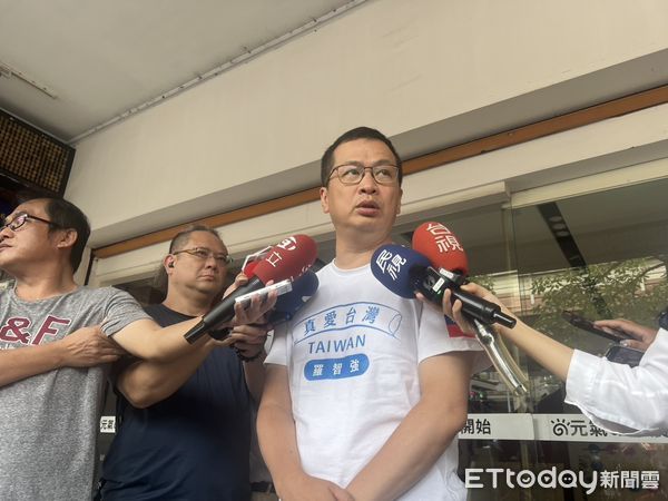 ▲國民黨立委羅智強27日上午啟動謝票並受訪。（圖／記者蘇晏男攝）