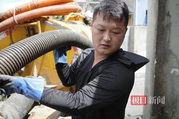 ▲▼陸「糞2代」下班開賓士　婚禮車要用「水肥車」。（圖／翻攝極目新聞）