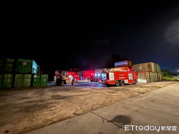 ▲▼金門料羅商港貨櫃火警。（圖／記者林名揚翻攝）