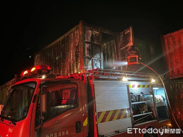 ▲▼金門料羅商港貨櫃火警。（圖／記者林名揚翻攝）