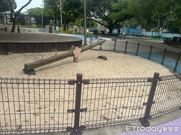 ▲▼男童在公園內盪鞦韆及玩耍卻被醉漢強行環抱、拉扯肢體，並限制其行動自由。（圖／龜山警分局提供）