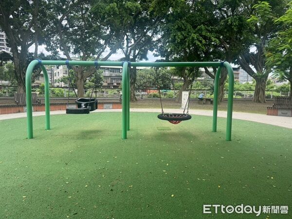 ▲▼男童在公園內盪鞦韆及玩耍卻被醉漢強行環抱、拉扯肢體，並限制其行動自由。（圖／龜山警分局提供）