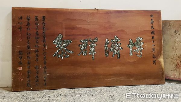 ▲北門烏腳病醫療紀念館受颱風影響，草蓆工廠屋頂漏水，多件文物泡水受損。（記者林東良翻攝，下同）