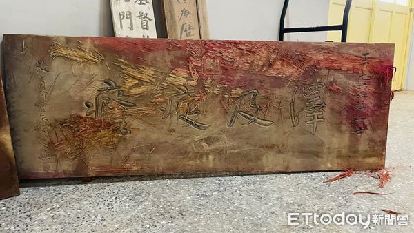 ▲北門烏腳病醫療紀念館受颱風影響，草蓆工廠屋頂漏水，多件文物泡水受損。（記者林東良翻攝，下同）