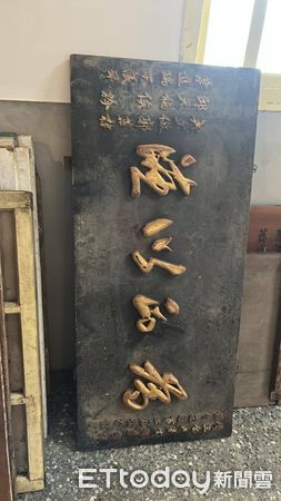 ▲北門烏腳病醫療紀念館受颱風影響，草蓆工廠屋頂漏水，多件文物泡水受損。（記者林東良翻攝，下同）