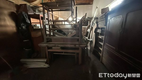 ▲北門烏腳病醫療紀念館受颱風影響，草蓆工廠屋頂漏水，多件文物泡水受損。（記者林東良翻攝，下同）