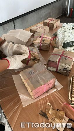 ▲北門烏腳病醫療紀念館受颱風影響，草蓆工廠屋頂漏水，多件文物泡水受損。（記者林東良翻攝，下同）