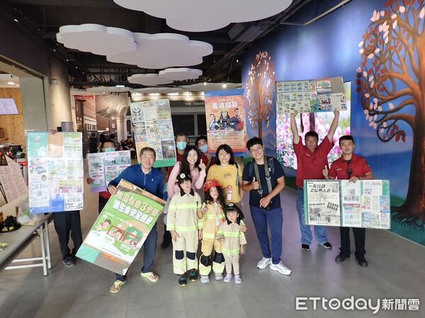 ▲台南後壁消防分隊進駐雅聞觀光工廠，現場展示CPR與AED操作，吸引遊客圍觀學習。（圖／記者林東良翻攝，下同）