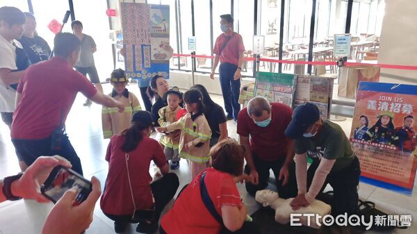 ▲台南後壁消防分隊進駐雅聞觀光工廠，現場展示CPR與AED操作，吸引遊客圍觀學習。（圖／記者林東良翻攝，下同）