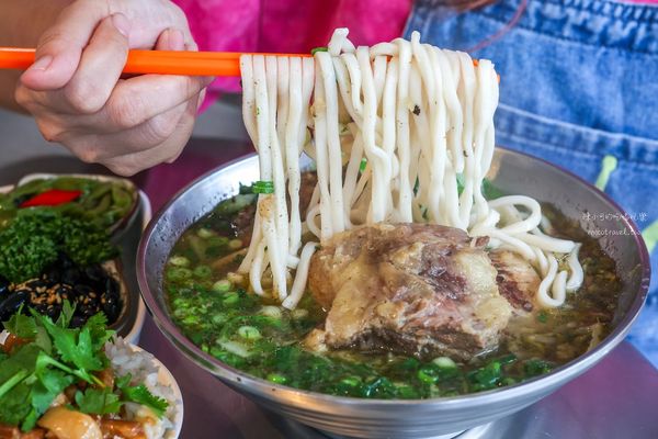 ▲▼孫叔叔牛骨牛肉麵。（圖／部落客陳小可的吃喝玩樂授權提供）