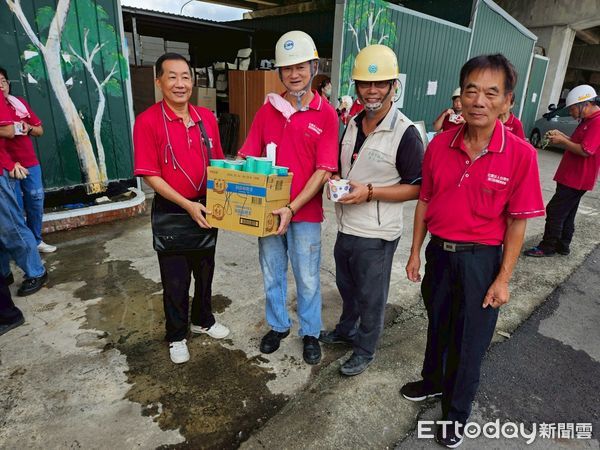 ▲台南做工行善團志工在佳里區為住戶搭設帆布，防止屋內漏水，守住災後基本生活安全。（圖／記者林東良翻攝，下同）