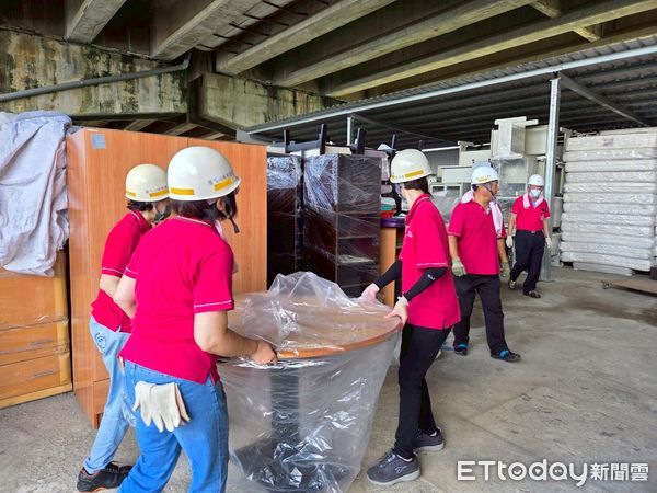 ▲台南做工行善團志工在佳里區為住戶搭設帆布，防止屋內漏水，守住災後基本生活安全。（圖／記者林東良翻攝，下同）