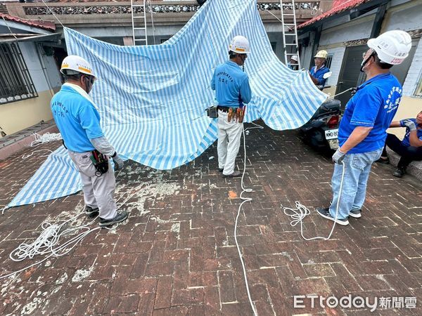 ▲台南做工行善團志工在佳里區為住戶搭設帆布，防止屋內漏水，守住災後基本生活安全。（圖／記者林東良翻攝，下同）