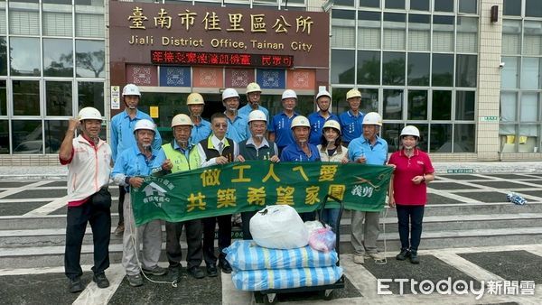 ▲台南做工行善團志工在佳里區為住戶搭設帆布，防止屋內漏水，守住災後基本生活安全。（圖／記者林東良翻攝，下同）