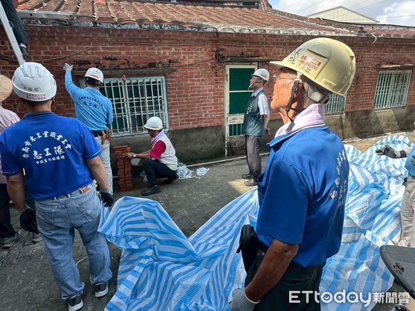 ▲台南做工行善團志工在佳里區為住戶搭設帆布，防止屋內漏水，守住災後基本生活安全。（圖／記者林東良翻攝，下同）