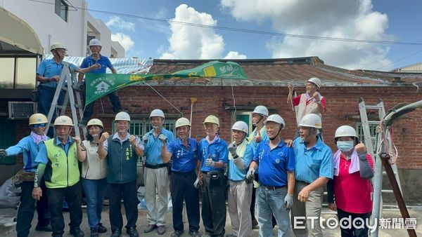 ▲台南做工行善團志工在佳里區為住戶搭設帆布，防止屋內漏水，守住災後基本生活安全。（圖／記者林東良翻攝，下同）