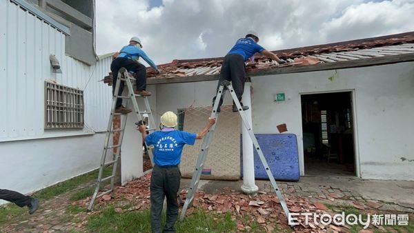 ▲台南做工行善團志工在佳里區為住戶搭設帆布，防止屋內漏水，守住災後基本生活安全。（圖／記者林東良翻攝，下同）