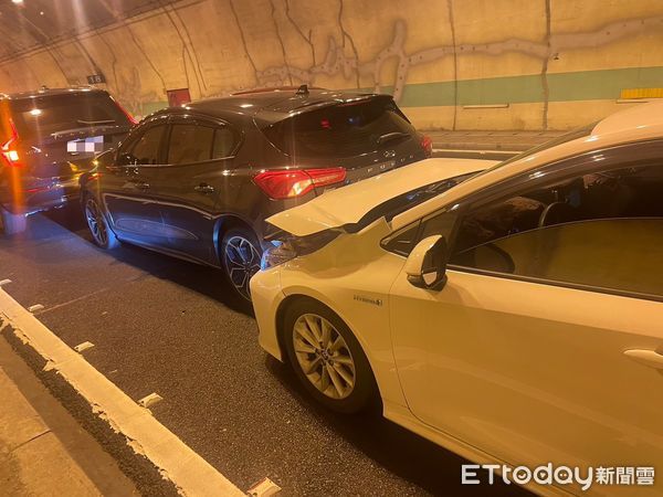 ▲白色A轎車最先撞上前方深灰色B轎車，最前方另一台深灰色轎車誤以為遭撞也停下。（圖／記者高堂堯翻攝）