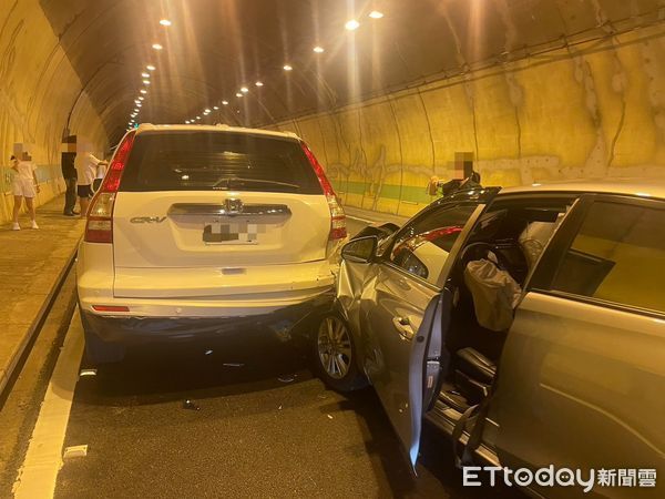 ▲▼銀色D轎車最後撞上前方白色C轎車，所有駕駛和乘客都下車察看。（圖／記者高堂堯翻攝）