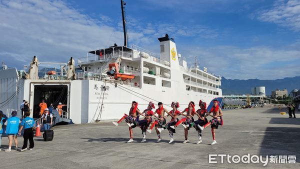 ▲「藍色公路海洋觀光嘉年華」旅客下船情況，碼頭原住民舞蹈迎賓。（圖／花蓮港務分公司提供，下同）