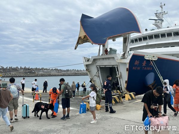 ▲「藍色公路海洋觀光嘉年華」旅客下船情況，碼頭原住民舞蹈迎賓。（圖／花蓮港務分公司提供，下同）