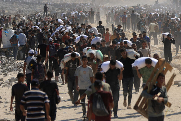 ▲▼ 加薩民眾搬運人道救援物資。（圖／路透）