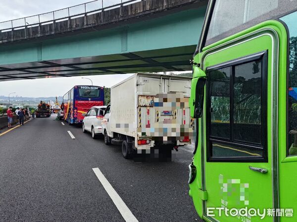 ▲▼            國1三義段短時間內發生連續3起車禍，共有11輛車發生碰撞 。（圖／記者楊永盛翻攝，下同）