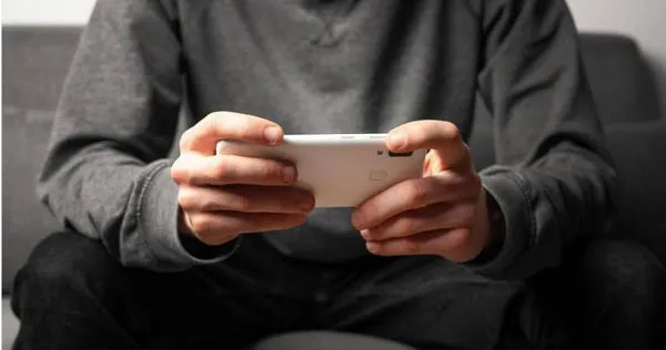 日常生活中，小丁酷愛吃烤串、喝啤酒、熬夜打遊戲，加上從事電商工作，經常晝夜顛倒。（示意圖／Pixabay）