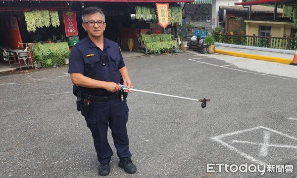 ▲夏季蛇出沒，利稻警即刻「逮捕」化解危機。（圖／記者楊晨東翻攝）
