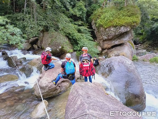 ▲男子加里山渡溪遭激流沖走受困，消防搶救脫困婉拒送醫。（圖／記者楊永盛翻攝）