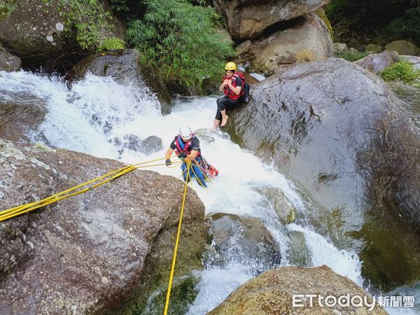 ▲男子加里山渡溪遭激流沖走受困，消防搶救脫困婉拒送醫。（圖／記者楊永盛翻攝）