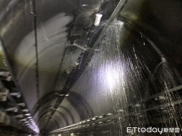 ▲▼台鐵大武至瀧溪站間今天中午因大鳥隧道漏水導致電車線斷電。（圖／台鐵提供）