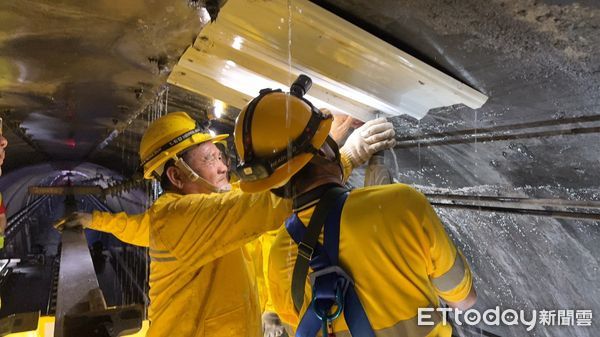 ▲▼台鐵大武至瀧溪站間今天中午因大鳥隧道漏水導致電車線斷電。（圖／台鐵提供）