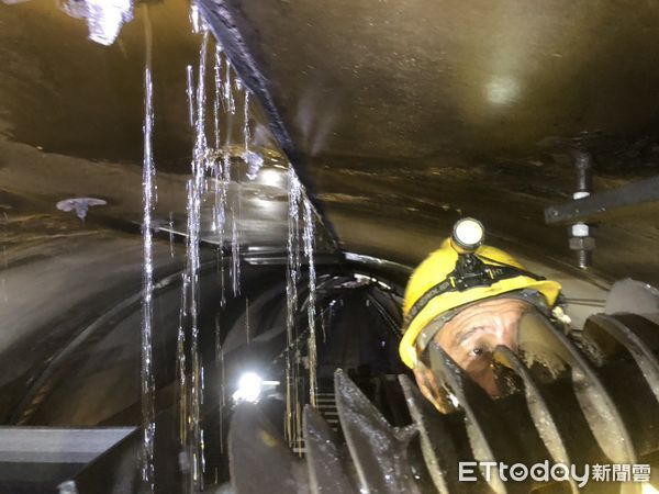 ▲▼隧道內大漏水、4組礙子燒損，台鐵列車延誤。（圖／記者楊晨東翻攝）