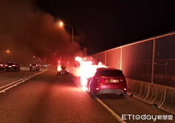 ▲國道1號新營服務區前一輛自小客車突起火燃燒，警消趕抵撲滅火勢。（民眾提供，下同）
