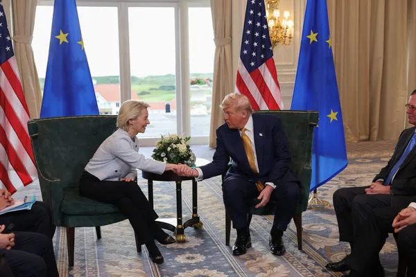▲▼美國總統川普在英國蘇格蘭坦伯利與歐盟委員會主席烏爾蘇拉·馮德萊恩握手。（圖／路透）