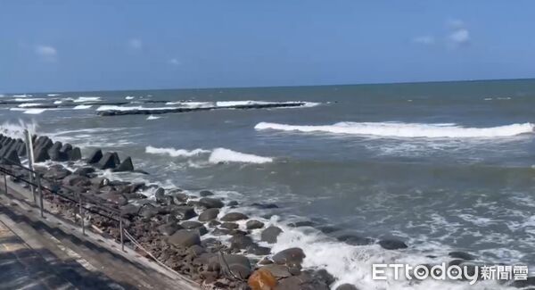 ▲台南黃金海岸海域日前傳出溺水事件，搜救行動27日持續進行第4天搜尋行動，受風浪影響未動用船艇出海，改由岸巡與空中搜尋，惟至傍晚仍無所獲。（圖／記者林東良翻攝，下同）