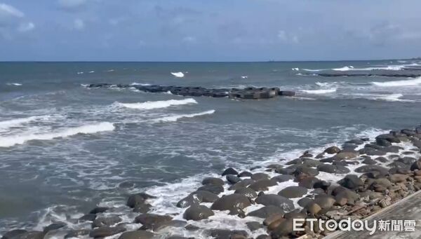 ▲台南黃金海岸海域日前傳出溺水事件，搜救行動27日持續進行第4天搜尋行動，受風浪影響未動用船艇出海，改由岸巡與空中搜尋，惟至傍晚仍無所獲。（圖／記者林東良翻攝，下同）