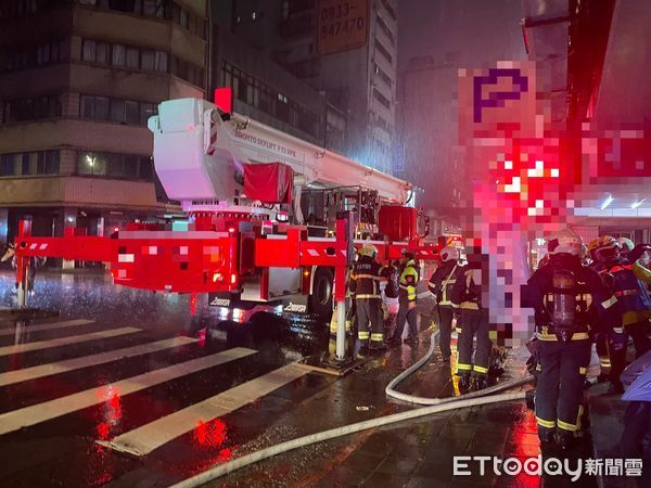 ▲台北市大同區南京西路一間大樓27日晚間發生火警（圖／警方提供）