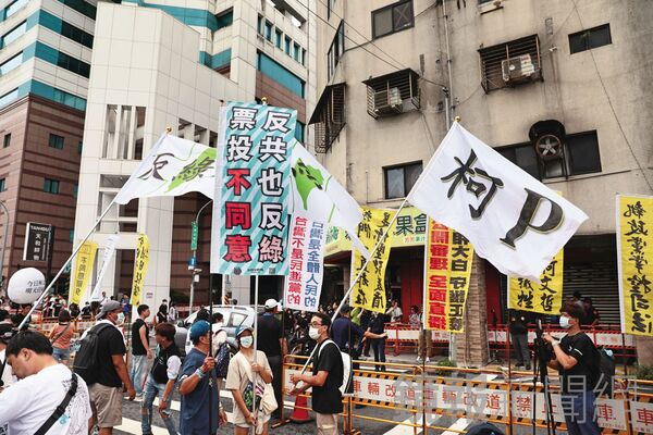 藍白人士認為，反罷大勝利，挺柯小草支持者的助攻是關鍵之一。（鏡報林煒凱）