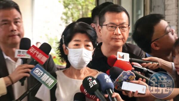 白營救柯主打「司法追殺在野黨」，這次成為反罷的主旋律之一。圖為羅智強7月26日陪陳佩琪投票。