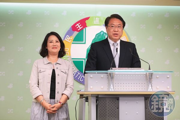 民進黨祕書長林右昌（右）、立院黨團幹事長吳思瑤（左）在726晚上舉行記者會回應罷免結果。