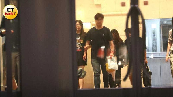 好孕藏不住1／主播鄭亦真甜牽老公夜奔婦產科　「肚皮隆起」洩孕味　