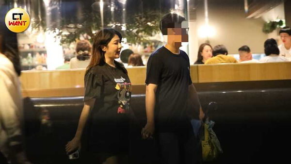 好孕藏不住1／主播鄭亦真甜牽老公夜奔婦產科　「肚皮隆起」洩孕味　