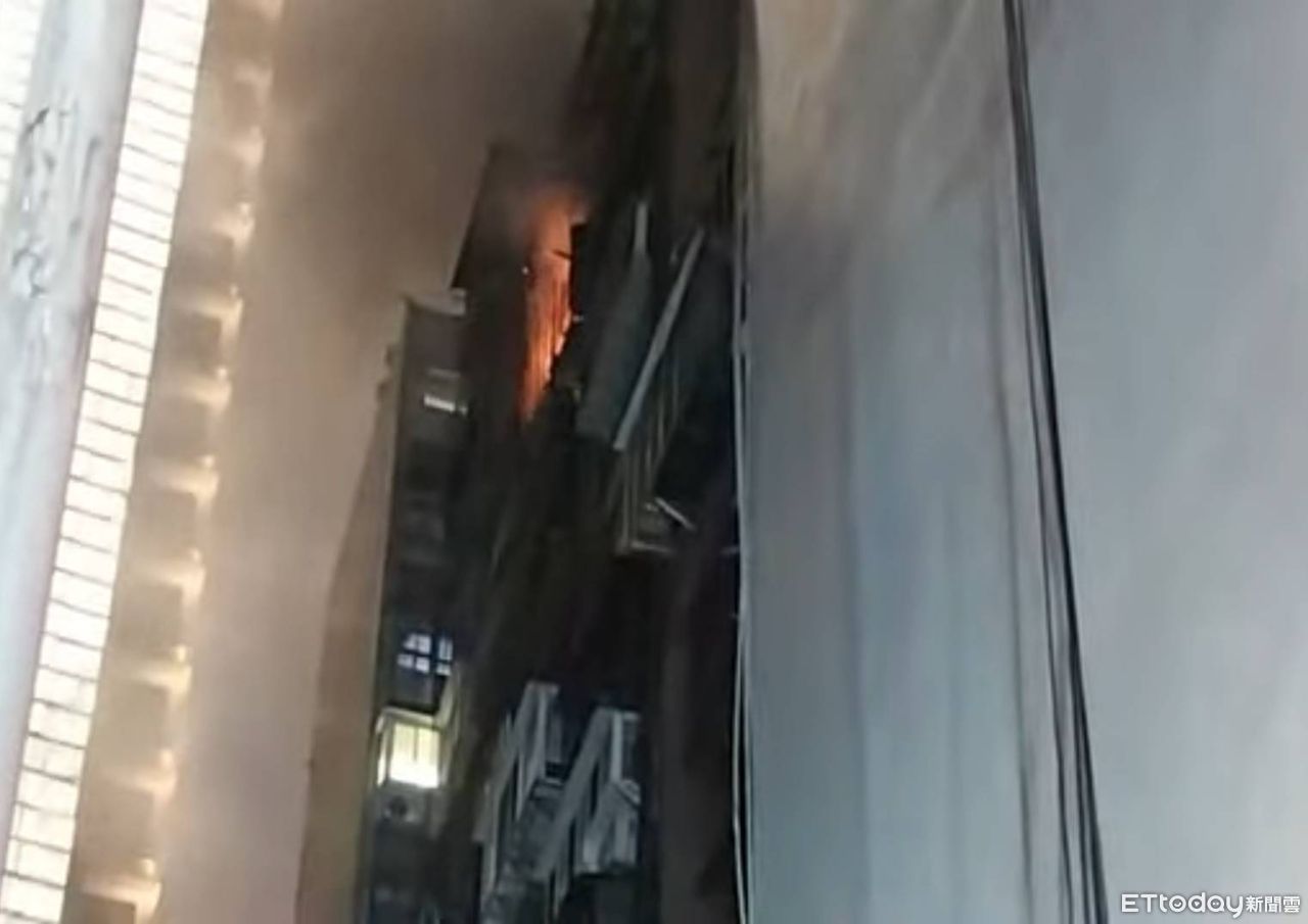 快訊／北市大同區大樓火警　12樓竄出火舌
