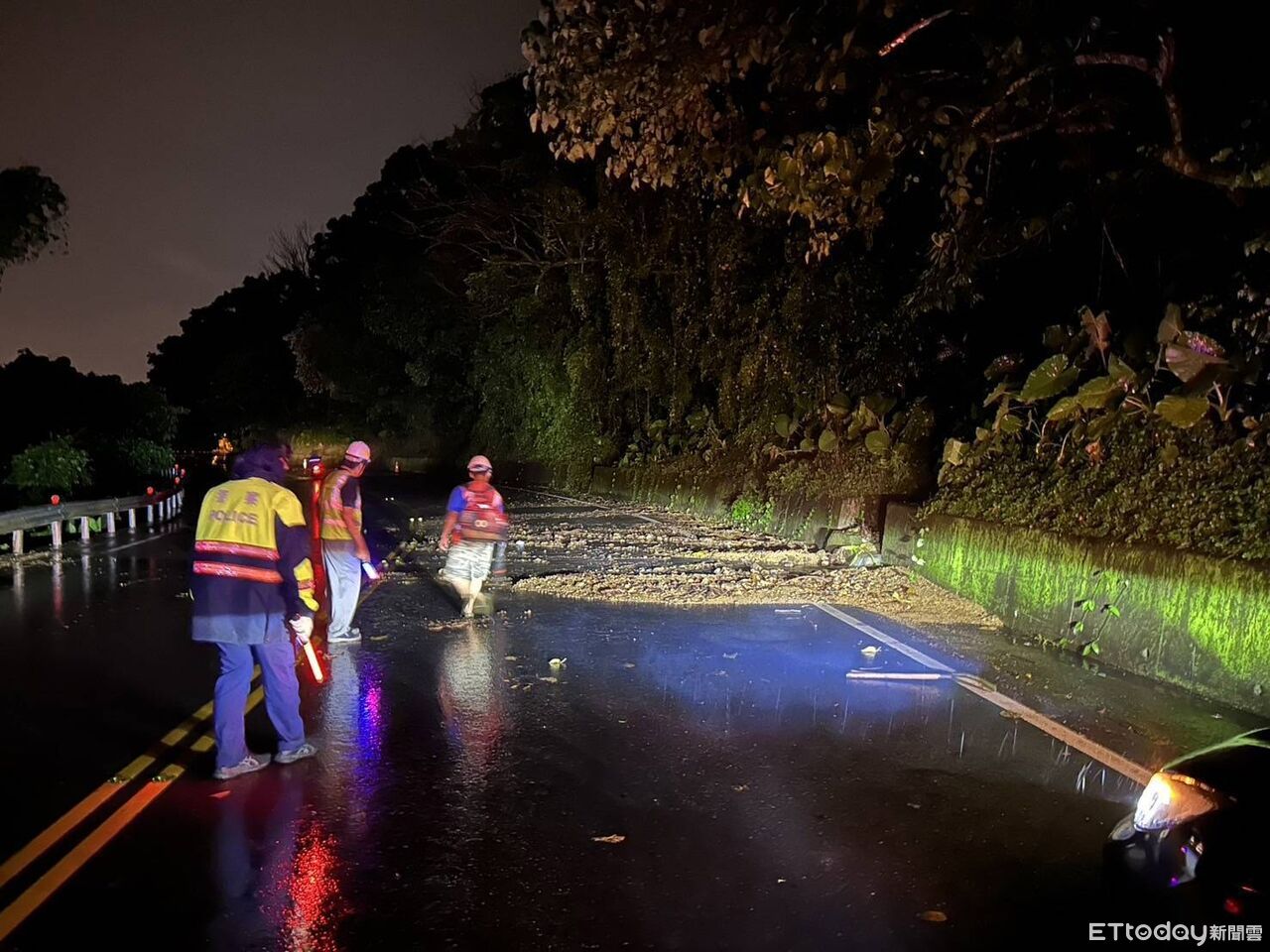 暴雨猛灌宜蘭頭城！北宜公路「一夜2起落石坍方」　消防分隊險被淹