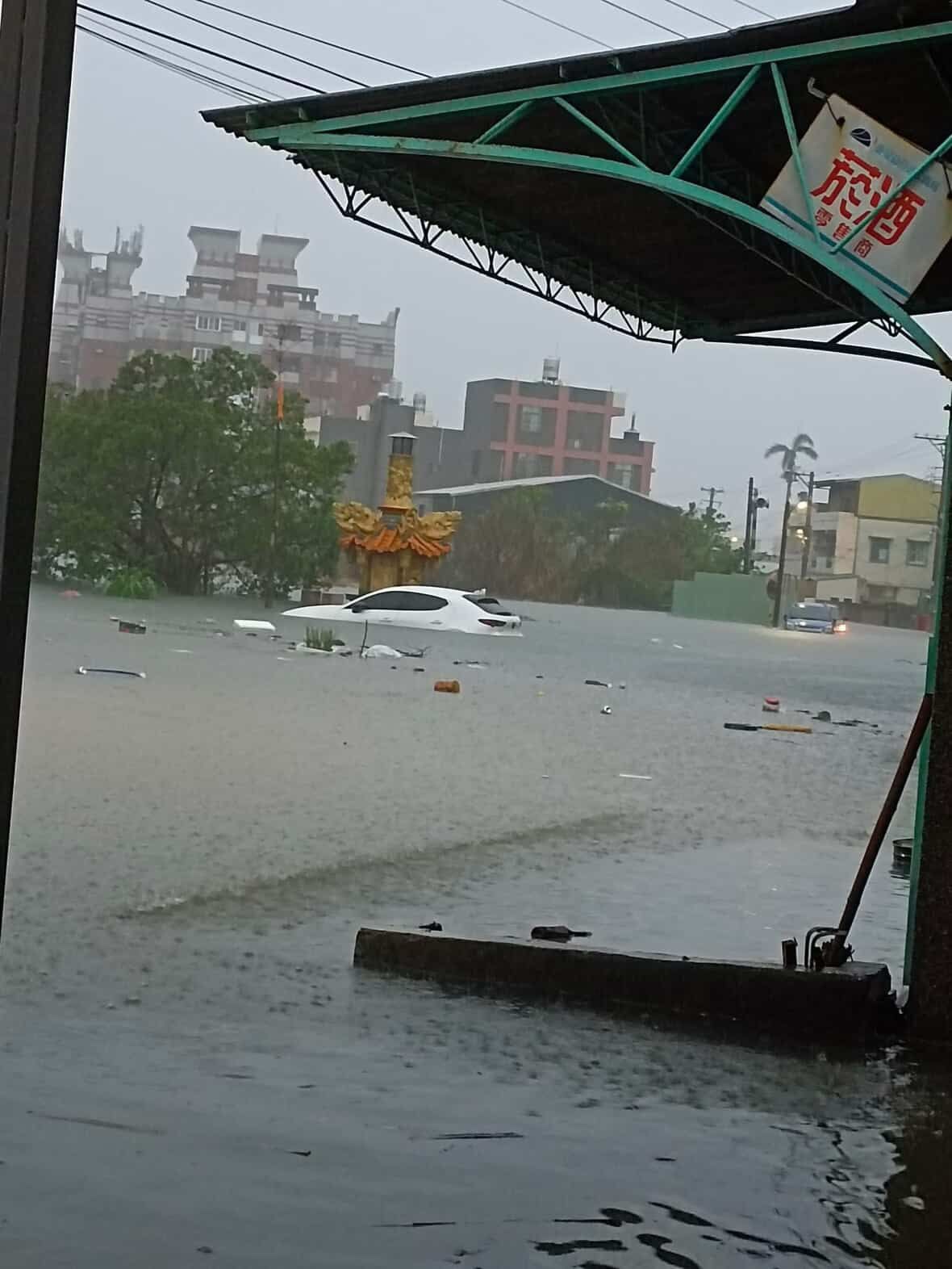 ▲後潭平安宮附近淹水。（圖／翻攝自爆料公社）