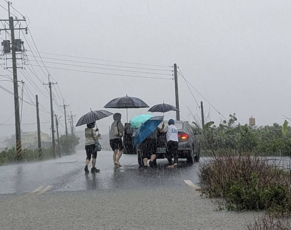 ▲▼立法院經濟委員會安排嘉義縣考察，車隊經過鄉道嘉22線時遭遇淹水拋錨，水的高度超過半個輪胎。（圖／翻攝自Facebook／王育敏）