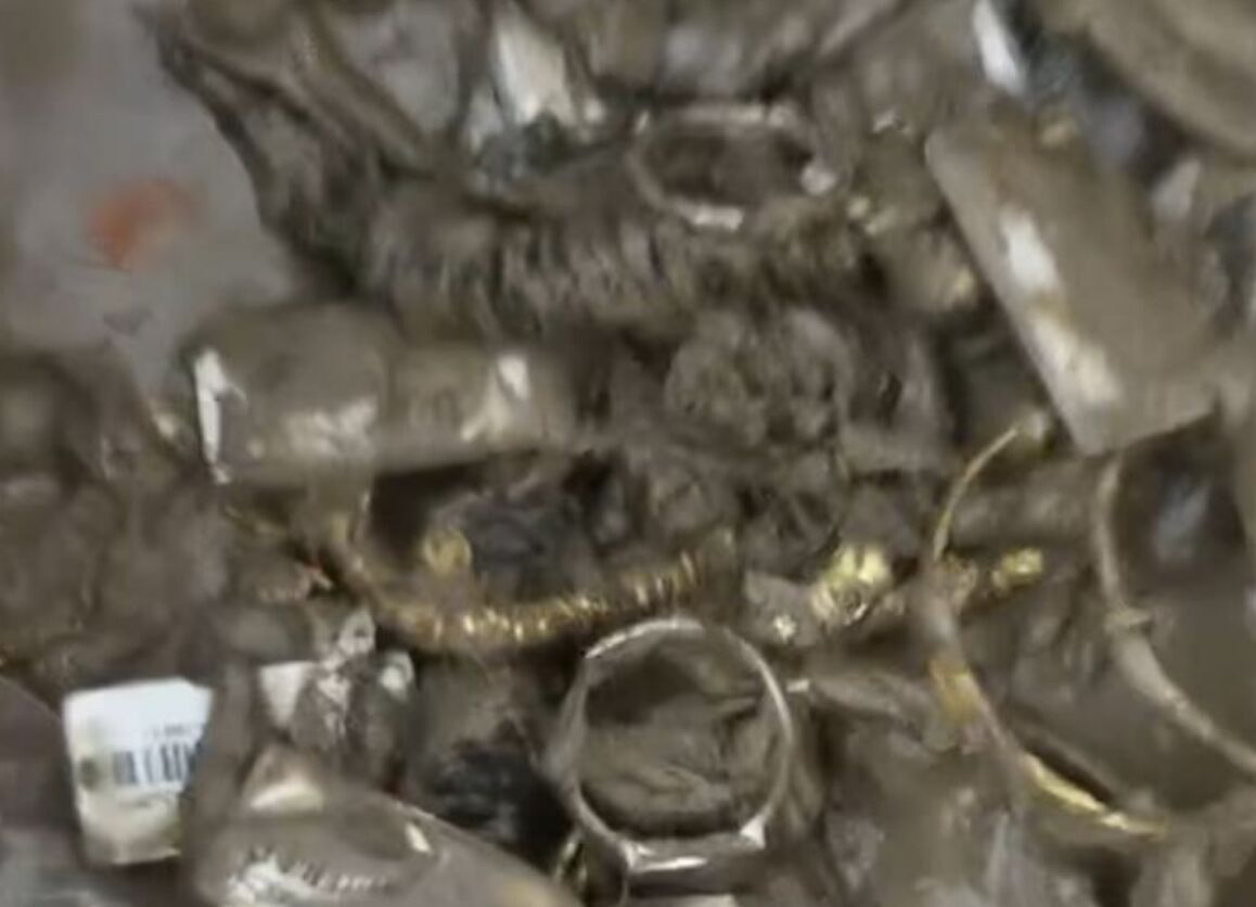 ▲陝西一間金店被洪水沖開店門，價值上千萬的金飾、首飾被沖走。（圖／翻攝極目新聞）